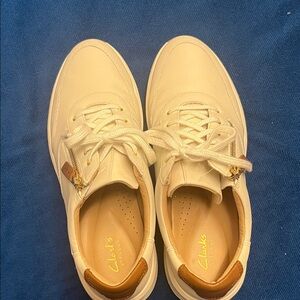 Clarks Men’s Cream and Tan Leather Lace-Up Sneakers